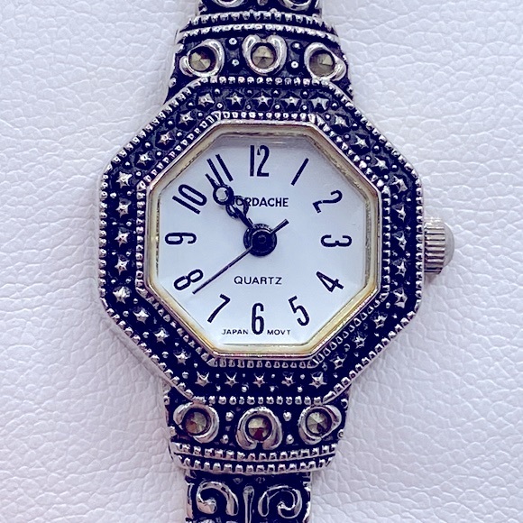 Working! Vintage Jordache Dainty Silver Tone Stretch Band Watch - Picture 2 of 7